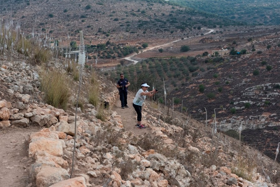 קבוצת הצילום של שושנה גנז בתל יודפת שבו  אלפי חצבים פורחים  (23)