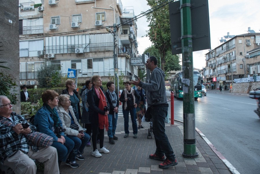 מגלים את האור הבוקע מתוך החושך בסיור צילום חנוכיות בבני ברק  (3)