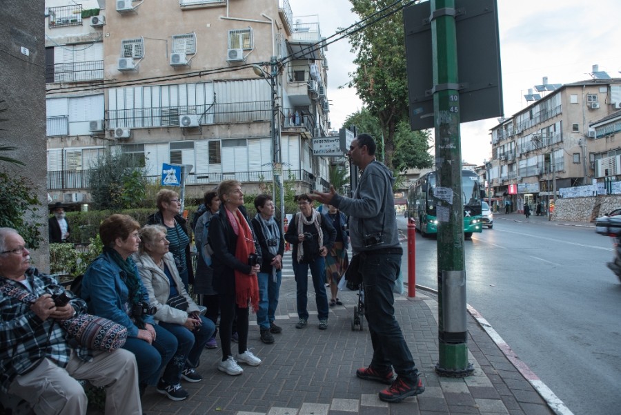 מגלים את האור הבוקע מתוך החושך בסיור צילום חנוכיות בבני ברק  (3)