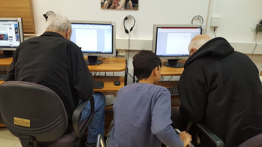 תלמידי נר הגלבוע מסיעים בשיעורי מחשב (9)