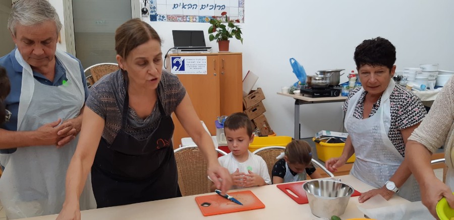 יום סבים ונכדים סדנת בישול ישראלי (200)