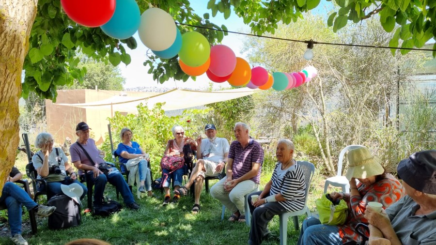 בחצר של בית הגת עם אטיין, פה ושם בירושלים (33)