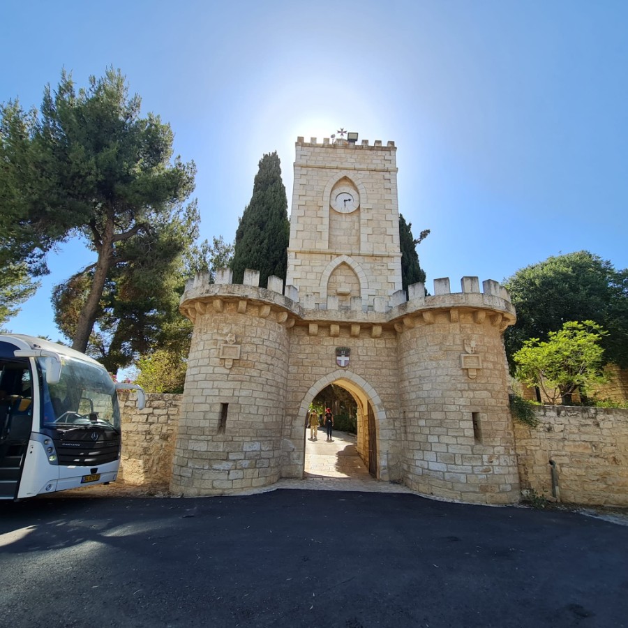 כניסה למתחם אוגוסטה וויקטוריה (2)