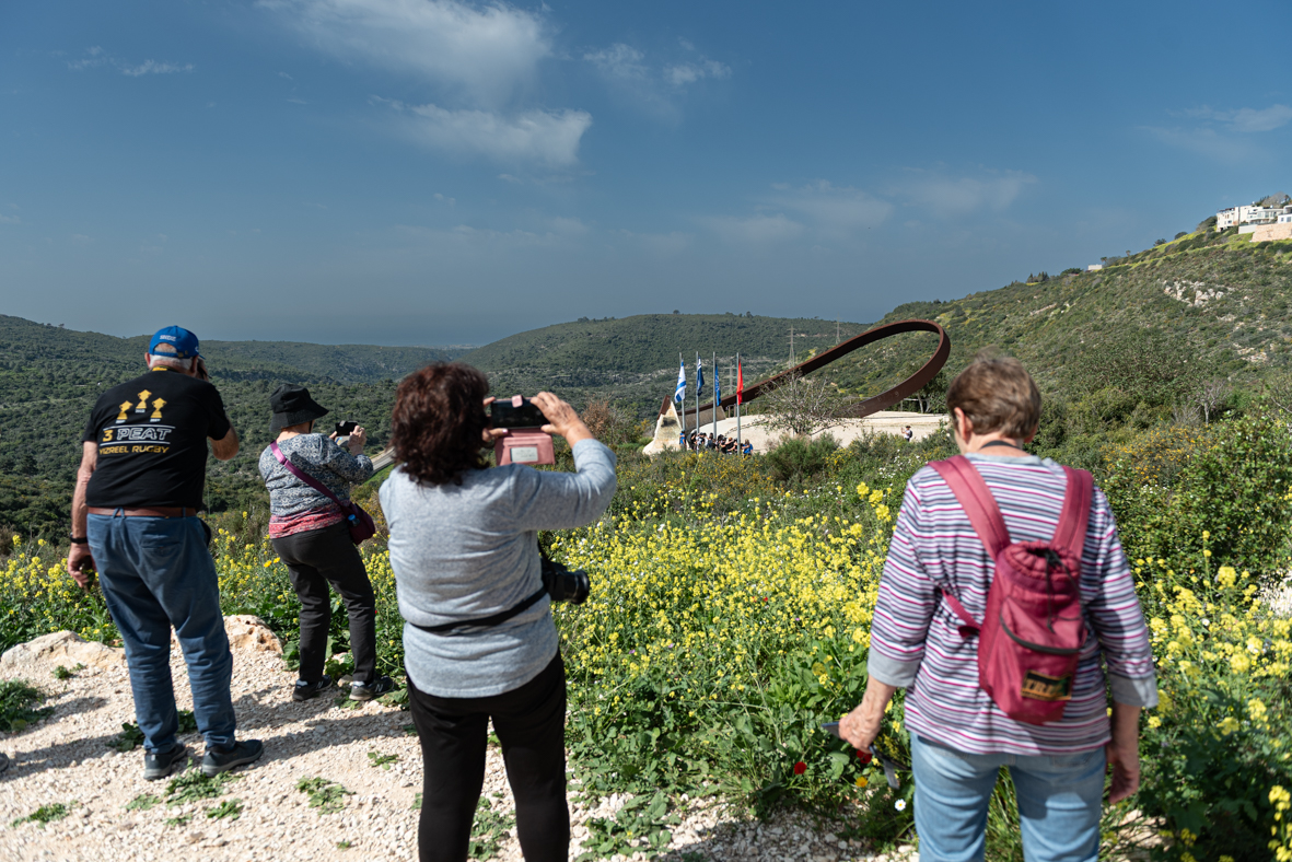 מטיילים ומצלמים בכרמל בעקבות האש (2)