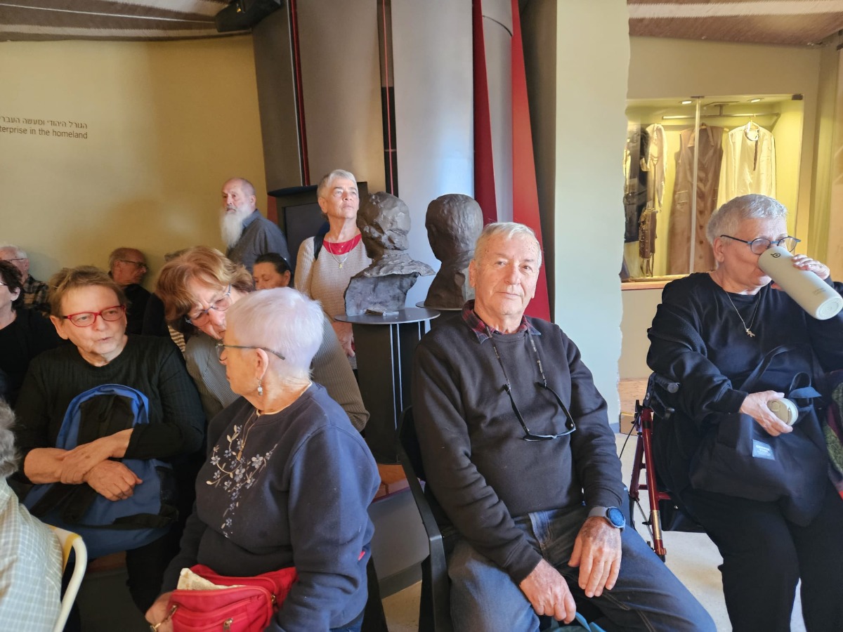 בחצר בכפר גלעדי (2)