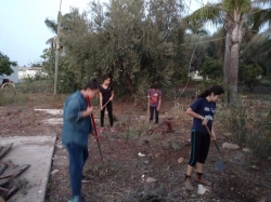 ילדי יזרעאל בניצוחו של בויטלר במיבצע ניקיון אצל שינו בילבל במושב מיטב (7)