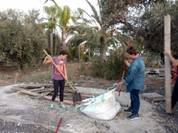 ילדי יזרעאל בניצוחו של בויטלר במיבצע ניקיון אצל שינו בילבל במושב מיטב (6)