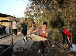 ילדי יזרעאל בניצוחו של בויטלר במיבצע ניקיון אצל שינו בילבל במושב מיטב (11)