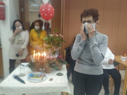 שרה שיינמן מדליקה את החנוכיה בציון יום ההולדת של גרסיאלה
