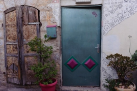 מטיילים ומצלמים בשכונת נחלאות.(15 תמונות)